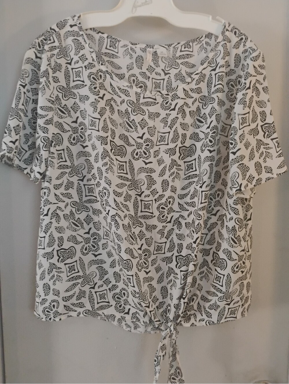 Cato Black & White Geometric Floral Tie Front Short Sleeve Blouse Top Sz M